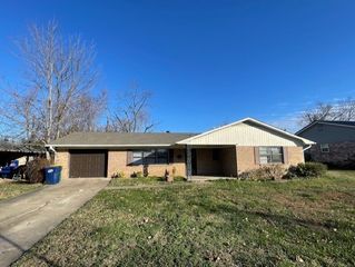 913 S 10Th Street, Rogers, AR 72756