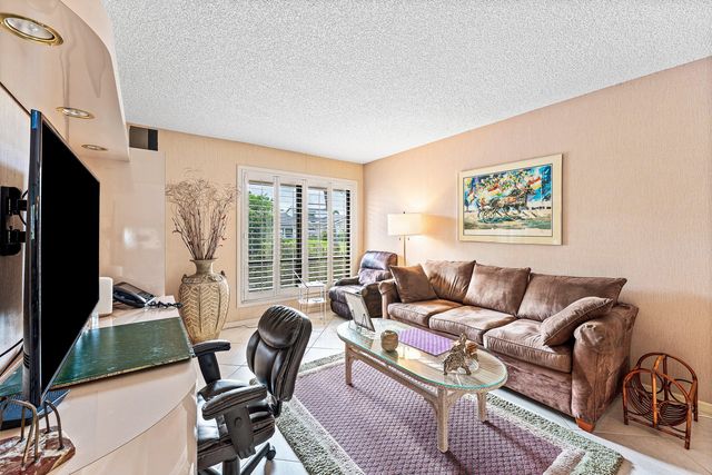 643 W Lakewoode Circle, Delray Beach, FL 33445