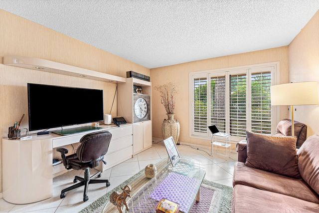 643 W Lakewoode Circle, Delray Beach, FL 33445