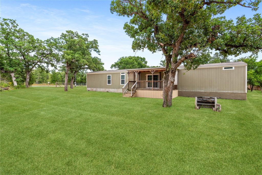 110 Leisure LN, Cedar Creek, TX 78612