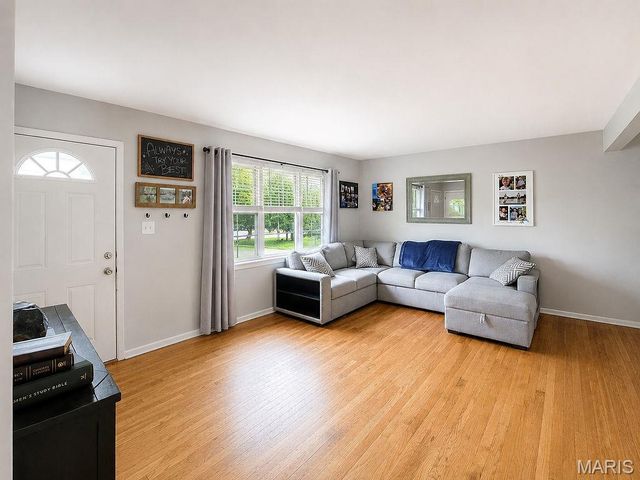1133 Fain Drive, St Louis, MO 63125