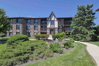 527 Cumnor Road 208, Westmont, IL 60559