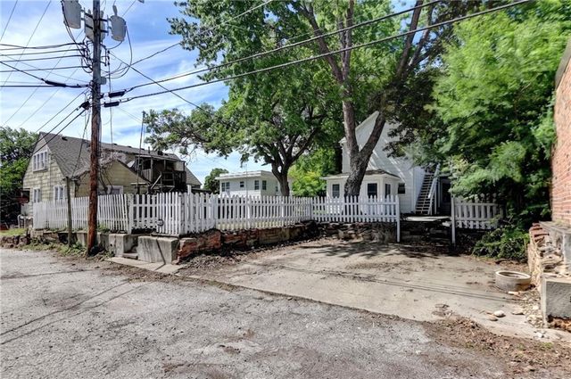 613 Chestnut Street, Leavenworth, KS 66048