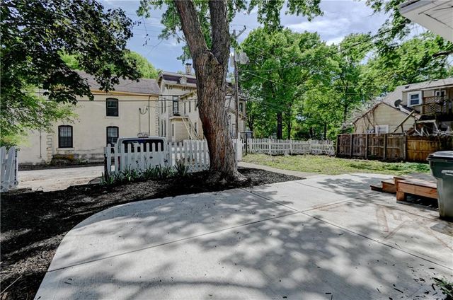 613 Chestnut Street, Leavenworth, KS 66048