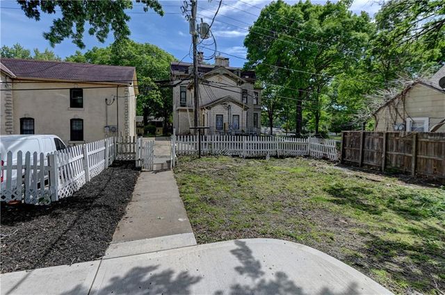 613 Chestnut Street, Leavenworth, KS 66048