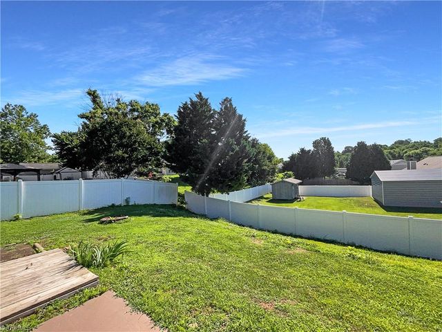 1525 Fiddlers Knoll Drive, Kernersville, NC 27284