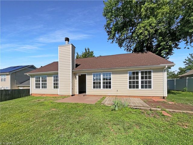 1525 Fiddlers Knoll Drive, Kernersville, NC 27284