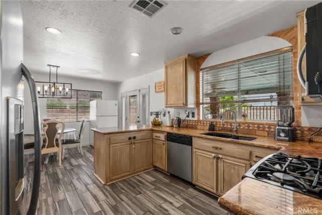 1523 E Avenue J6, Lancaster, CA 93535