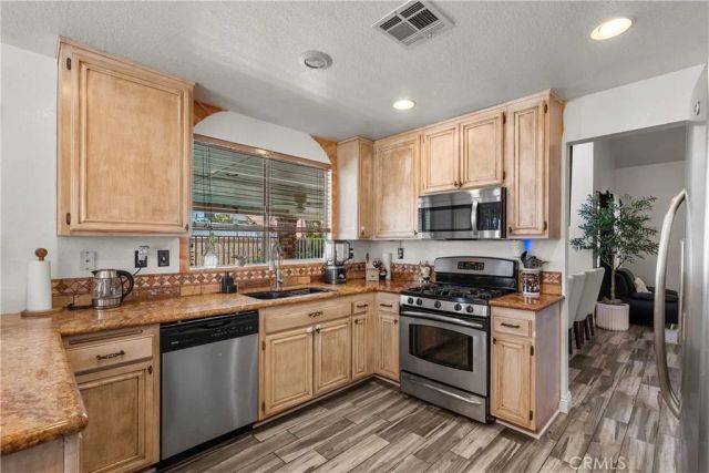 1523 E Avenue J6, Lancaster, CA 93535