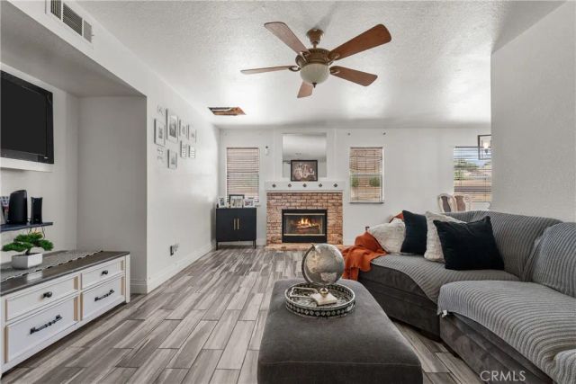 1523 E Avenue J6, Lancaster, CA 93535