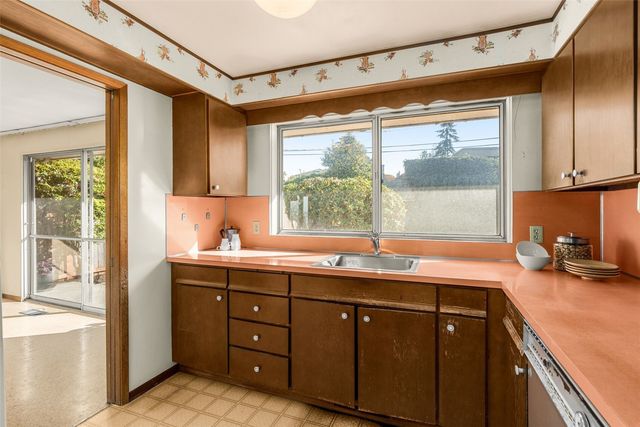 7039 S Lakeridge Drive, Seattle, WA 98178