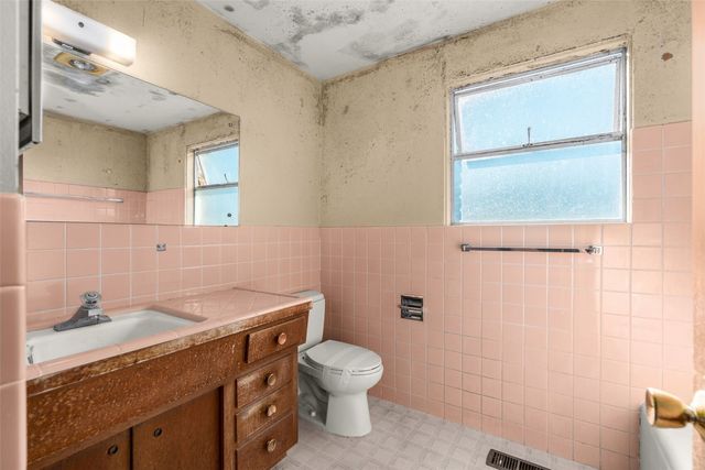 7039 S Lakeridge Drive, Seattle, WA 98178