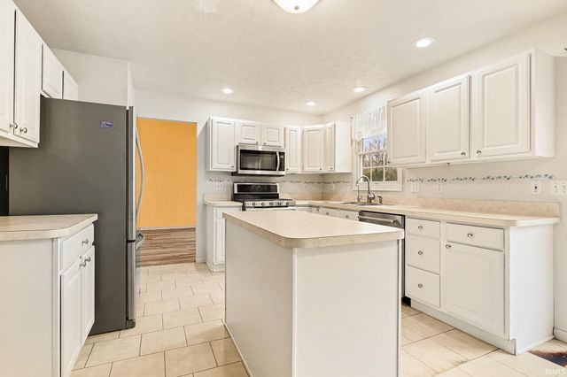 53420 Old Farm Road, Elkhart, IN 46514