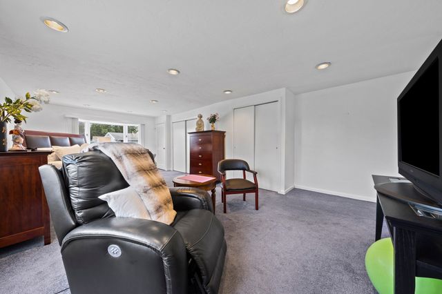 19 William Road, Holbrook, MA 02343