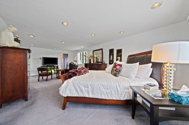 19 William Road, Holbrook, MA 02343