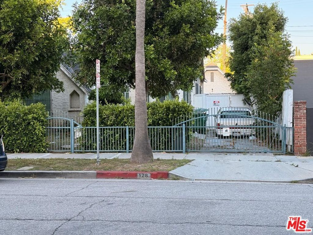 Image 1 of property listing at 128 N Carson Road, Beverly Hills, CA 90211
