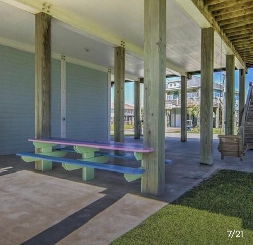981 South Stingaree Drive, Crystal Beach, TX 77650