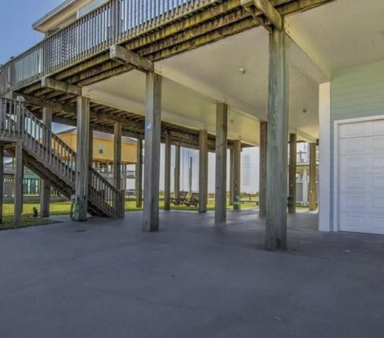 981 South Stingaree Drive, Crystal Beach, TX 77650