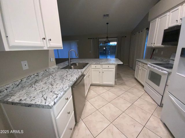 6337 E ROCHELLE Street E, Mesa, AZ 85215