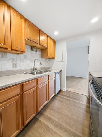 6340 AMERICANA Drive 210, Willowbrook, IL 60527