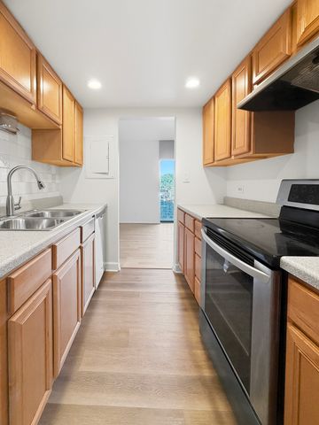 6340 AMERICANA Drive 210, Willowbrook, IL 60527