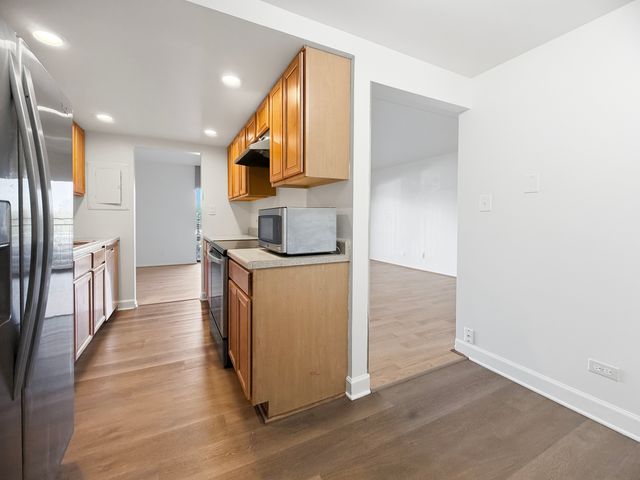 6340 AMERICANA Drive 210, Willowbrook, IL 60527