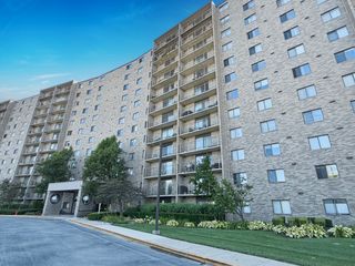 6340 AMERICANA Drive 210, Willowbrook, IL 60527