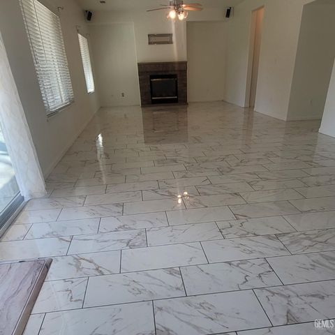 2226 Via Tuscania Avenue, Delano, CA 93215