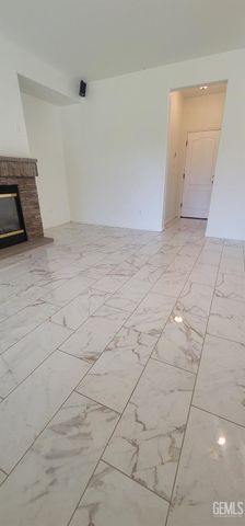 2226 Via Tuscania Avenue, Delano, CA 93215