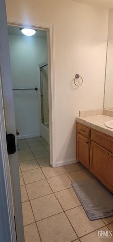 2226 Via Tuscania Avenue, Delano, CA 93215