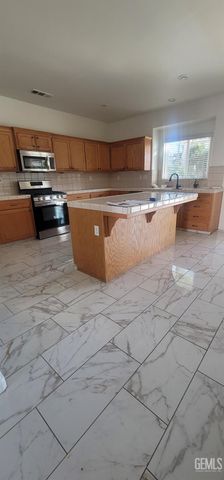 2226 Via Tuscania Avenue, Delano, CA 93215