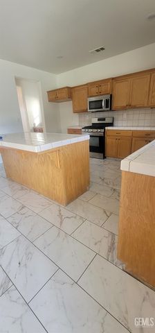 2226 Via Tuscania Avenue, Delano, CA 93215