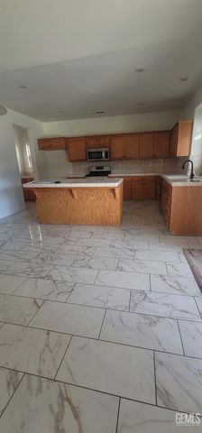 2226 Via Tuscania Avenue, Delano, CA 93215