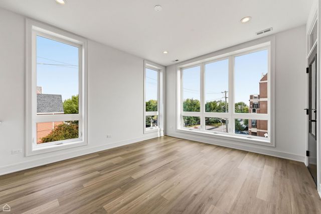 3900 S Lake Park Avenue 3, Chicago, IL 60653