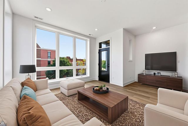 3900 S Lake Park Avenue 3, Chicago, IL 60653