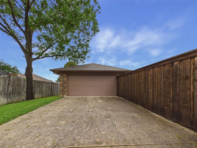 2604 Timberleaf Drive, Carrollton, TX 75006