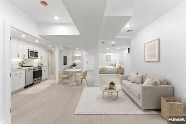 113.5 Oak Street 1, Jersey City, NJ 07304
