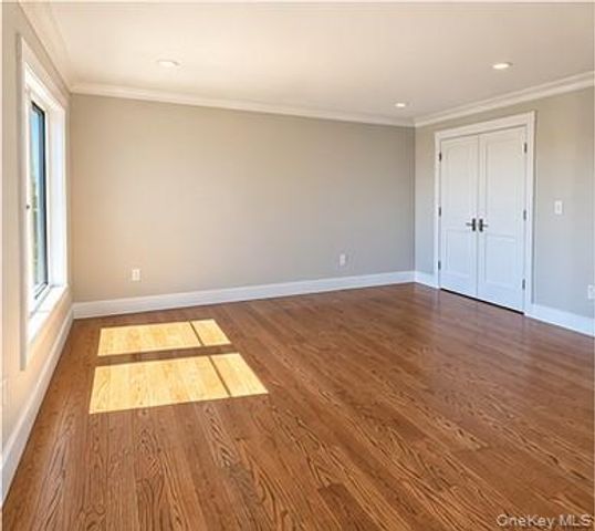 71 E Shore Drive, Babylon, NY 11702