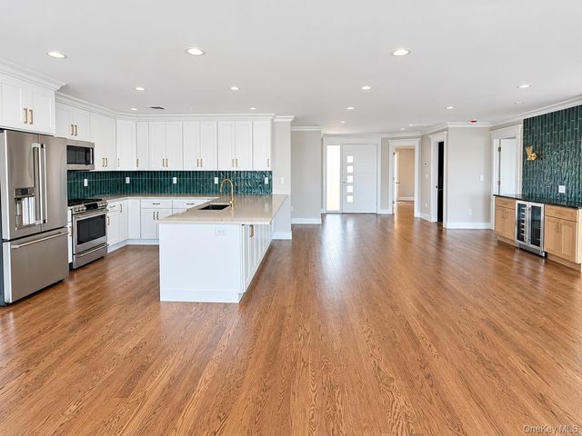 71 E Shore Drive, Babylon, NY 11702