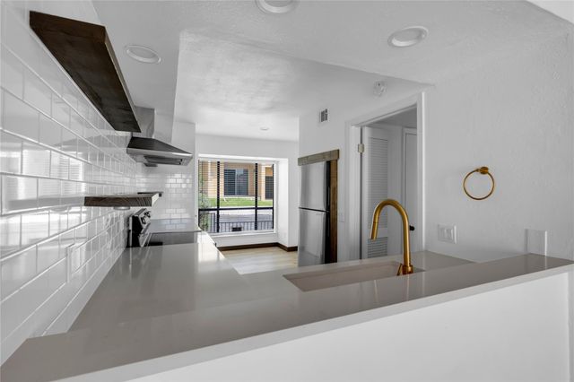 402 Hi Stirrup E2, Horseshoe Bay, TX 78657