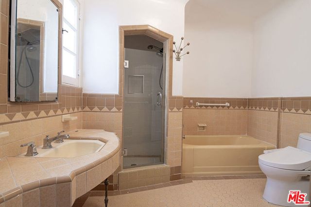 1040 S Alfred Street, Los Angeles, CA 90035