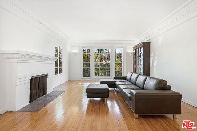 1040 S Alfred Street, Los Angeles, CA 90035