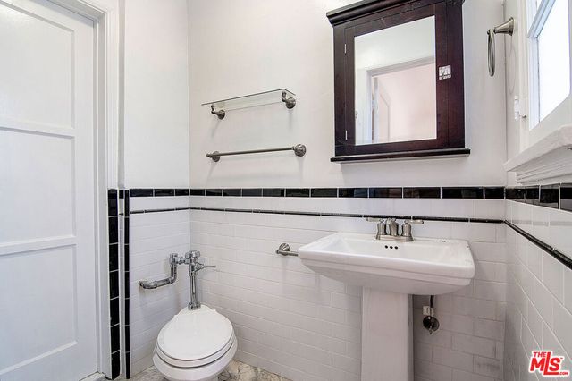 1040 S Alfred Street, Los Angeles, CA 90035