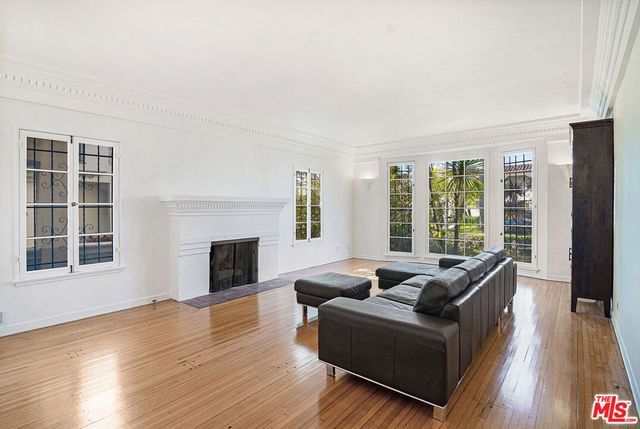 1040 S Alfred Street, Los Angeles, CA 90035