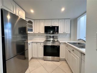 540 Brickell Key Dr 302, Miami, FL 33131