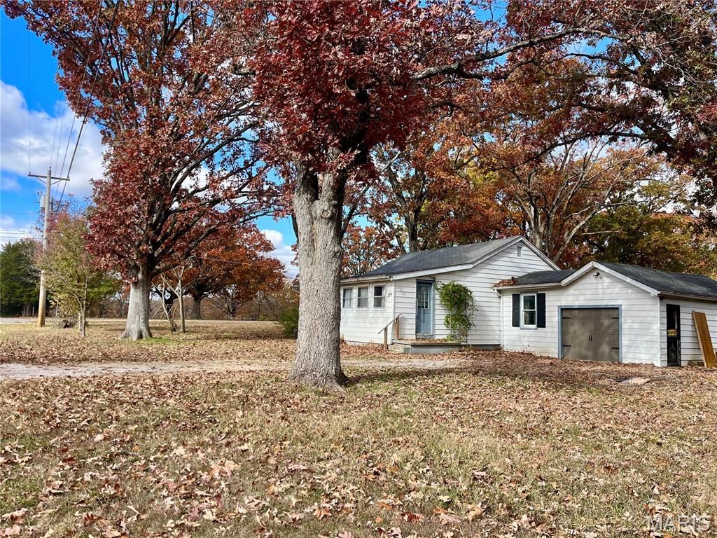 995 Lake Road, Sullivan, MO 63080