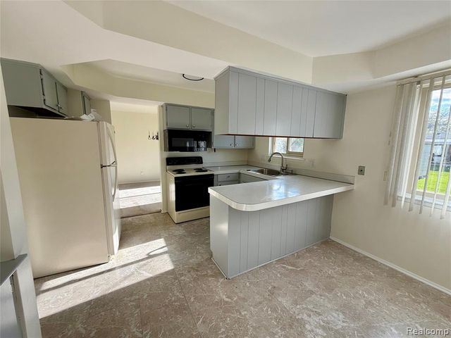 30943 Roselawn Drive, Warren, MI 48088