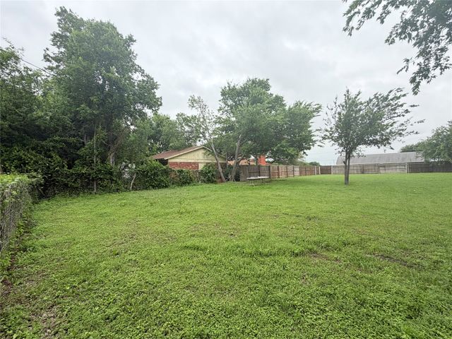 5633 Oak Grove Road N, Fort Worth, TX 76134