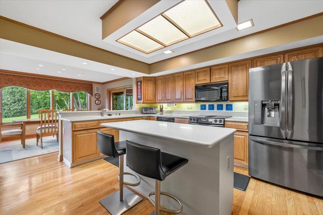 2915 Brendon WAY, Waukesha, WI 53188