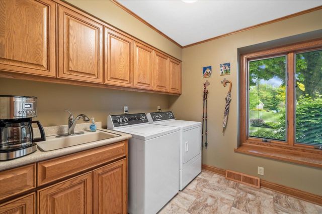 2915 Brendon WAY, Waukesha, WI 53188